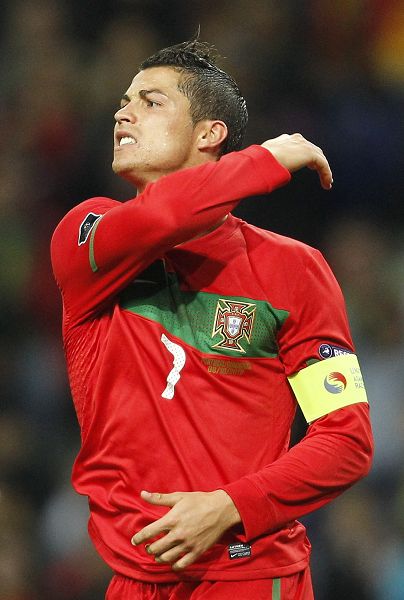 被球迷喷得退出国家队的吴曦，其实是郑智后最强后腰，场上也很拼（因球迷质疑一度退出国足的吴曦，其实是郑智之后最强后腰，场上拼劲十足）