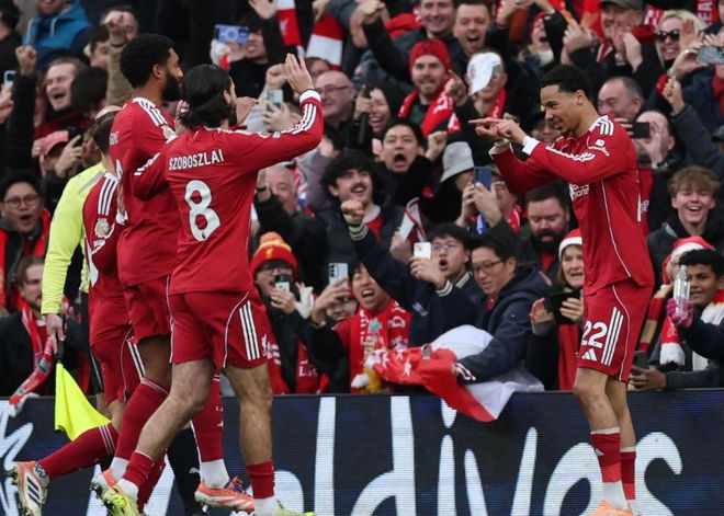 慕尼黑1860主席曾抱怨海纳未认出自己，拜仁球迷拉横幅回怼（慕尼黑1860主席称海纳未认出自己，拜仁球迷举横幅回击）