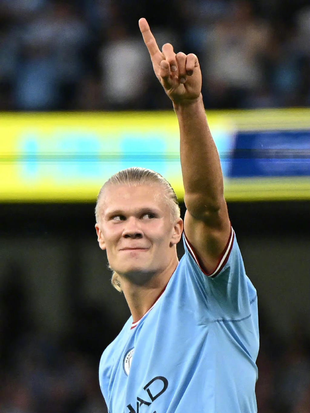 师徒重聚，阿隆索与维尔茨赛后拥抱致意，后者赠出比赛球衣（师徒再会，阿隆索赛后与维尔茨相拥，维尔茨赠球衣致意）